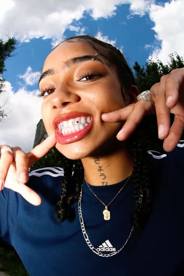 Pose strass rond Swarovski sur incisive — Léa, JUX Studio Bordeaux