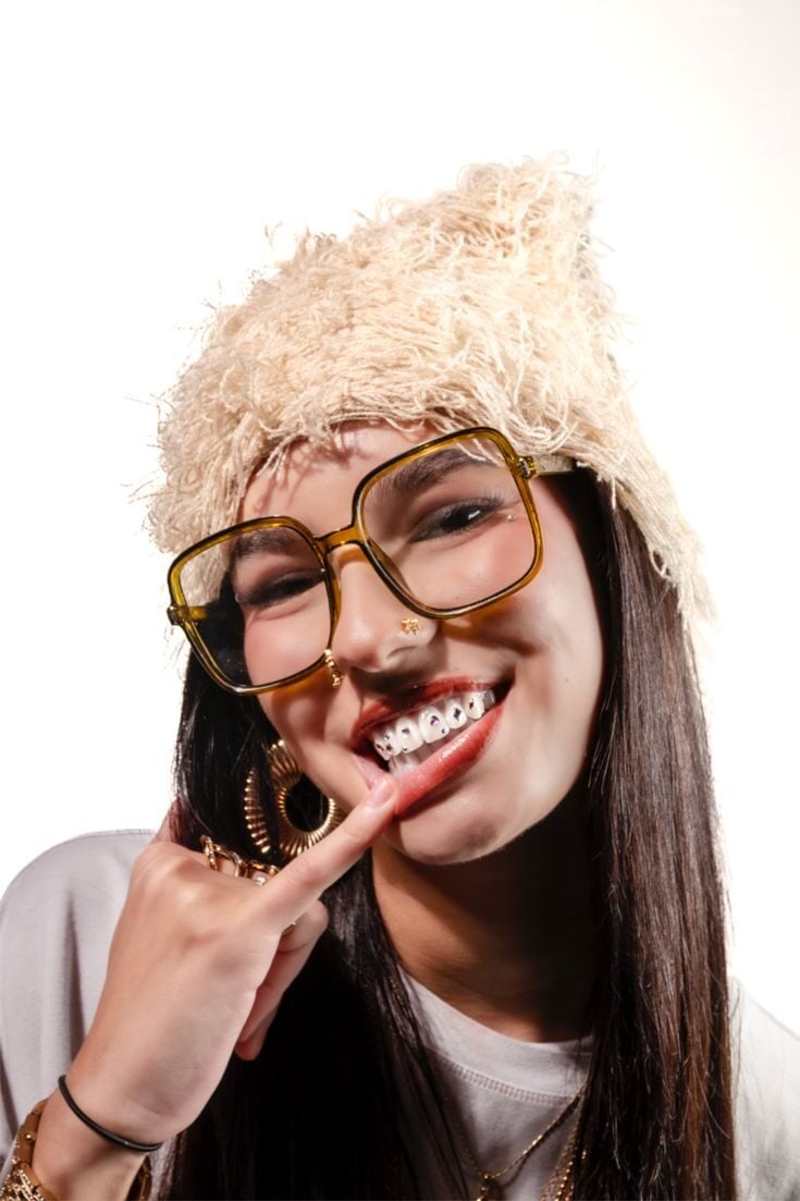 Cliente souriante avec strass dentaires visibles sur la dentition supérieure — pose sans perçage Jux Studio Bordeaux
